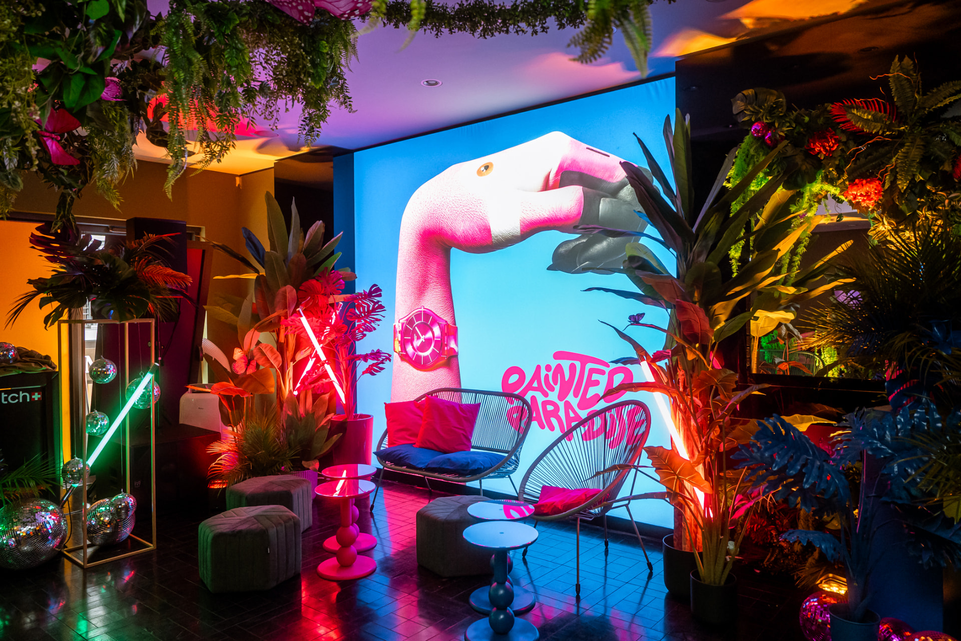Lounge-Bereich mit Neon Light und Pflanzeninstallation