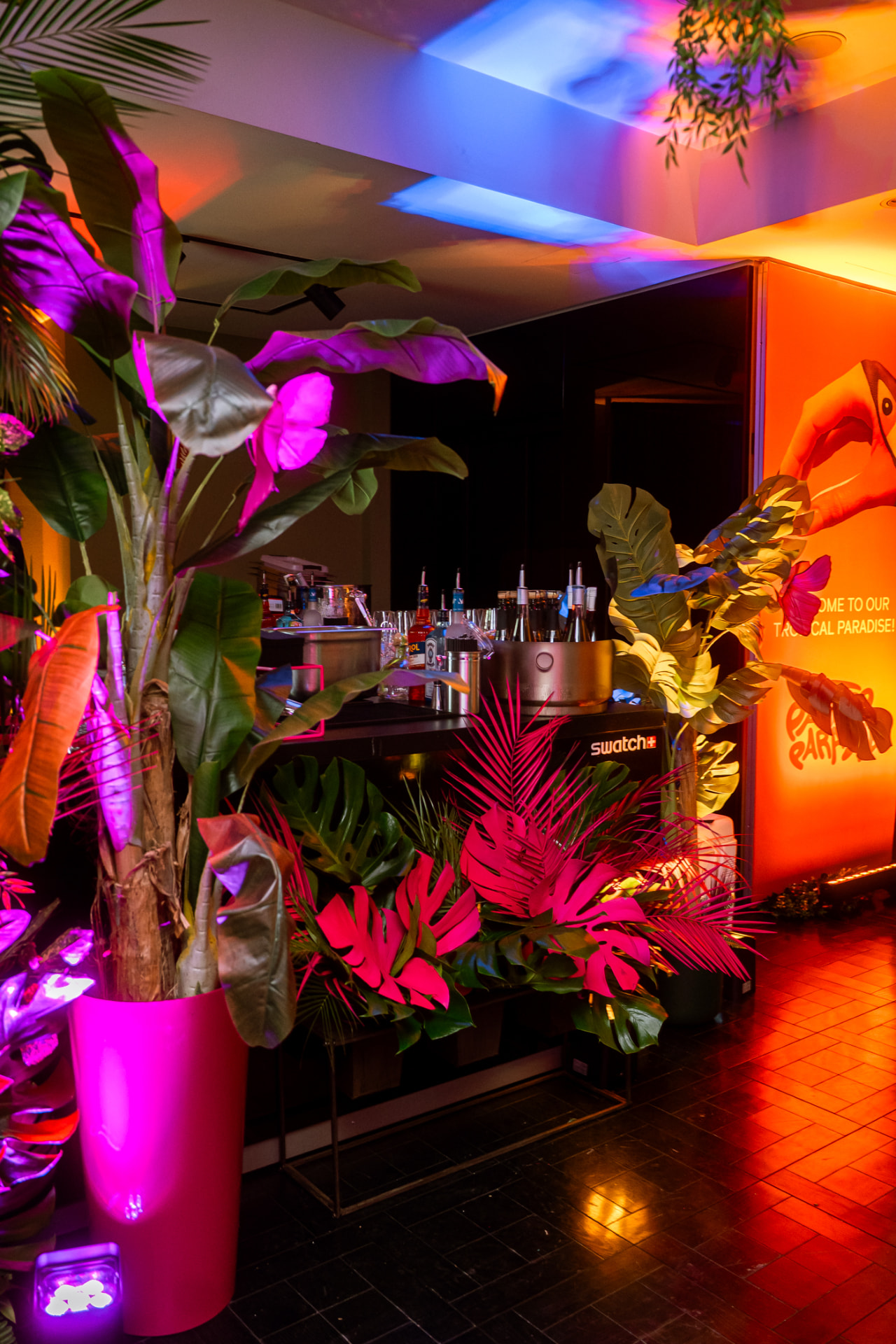 Tropisch dekorierte Bar im Swatch Store