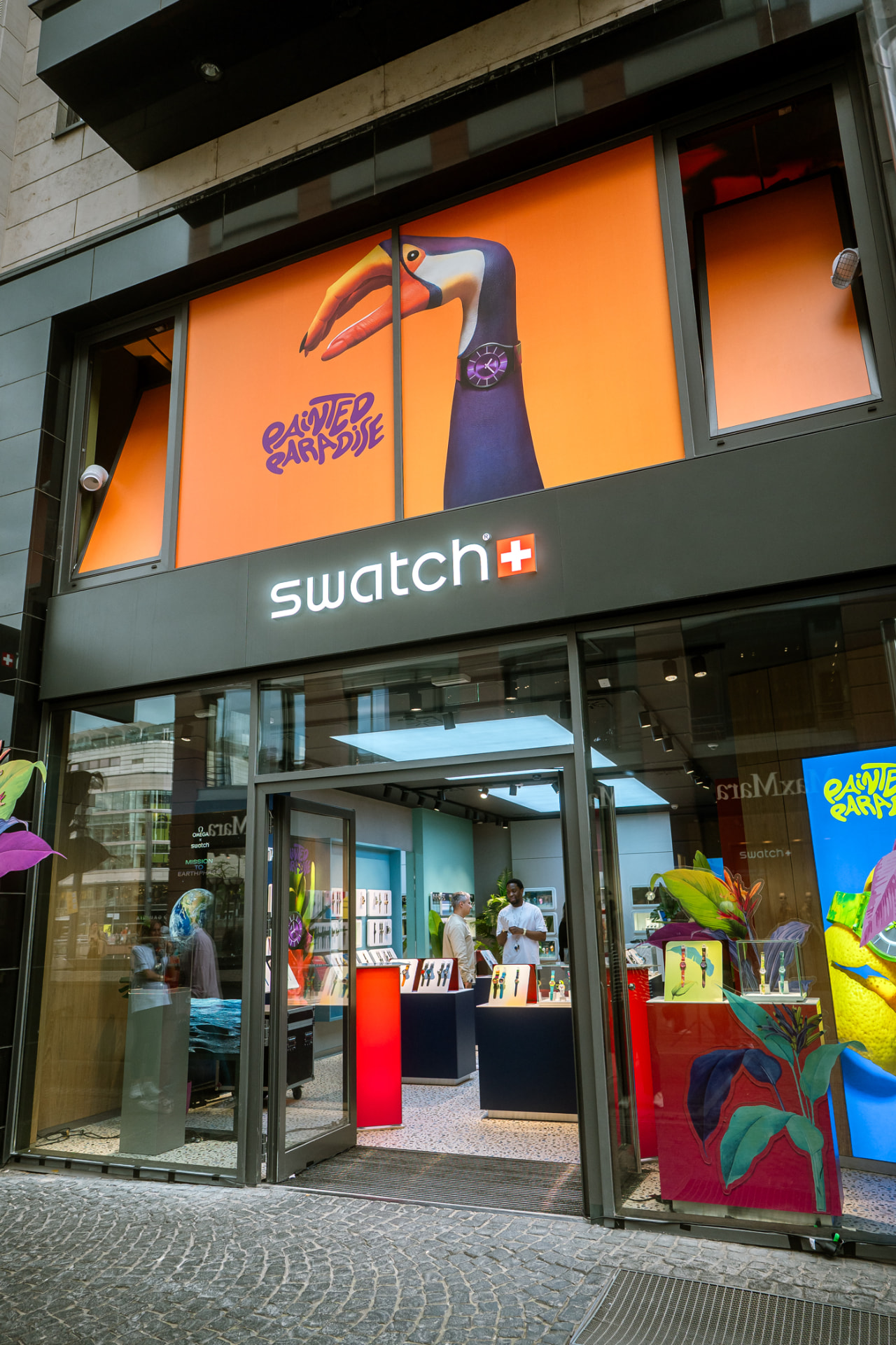 Swatch Store Frankfurt Eingang mit Painted Paradise Kampagne