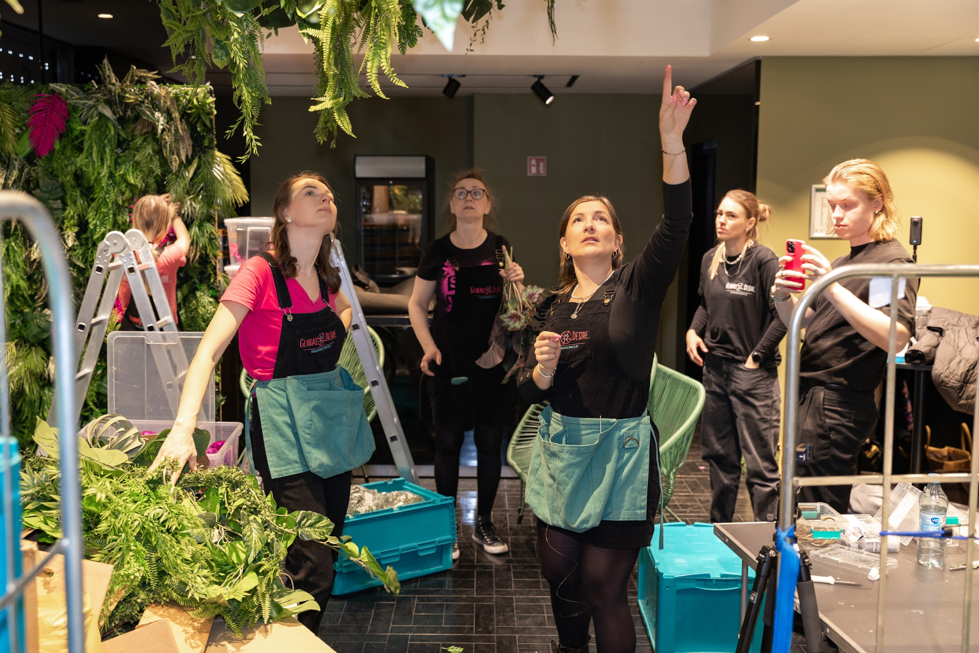 Global Desire Team beim Aufbau der Dekoration im Swatch Store